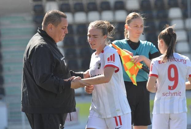 27 04 2025, Soccer, GER, 2 WOMEN BUNDESLIGA, Season 2024 2025, Matchday 23, TÖNNIES ARENA, RHEDA WIEDENBRÜCK FSV Gütersloh SC Freiburg II 0 4 Amin Jungkeit Coach SC Freiburg II, left and Nora Scherer SC Freiburg II , action, single picture, cross, facial expression, gesture, Coach, Coach
