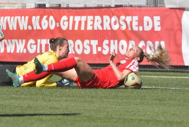 27 04 2025, Soccer, GER, 2 WOMENS BUNDESLIGA, Season 2024 2025, Matchday 23, TÖNNIES ARENA, RHEDA WIEDENBRÜCK FSV Gütersloh SC Freiburg II 0 4 Maren Tellenbröker FSV Gütersloh, right against keeper Lena Nuding SC Freiburg II , Action, Duel, Duel, Goalkeeper, Keeper, Goalkeeper