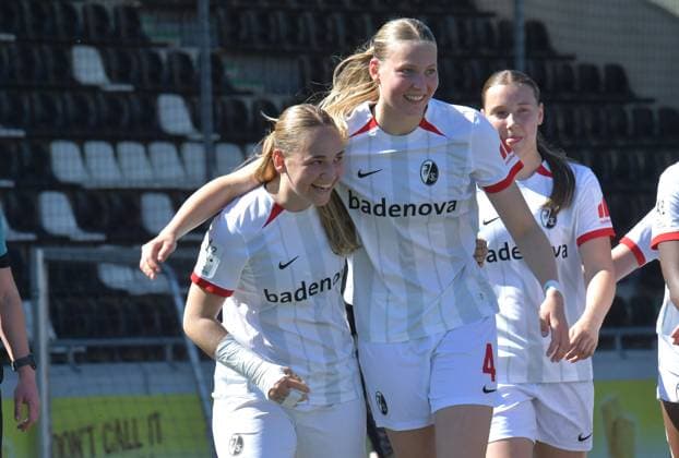 27 04 2025, Soccer, GER, 2 WOMEN BUNDESLIGA, Season 2024 2025, Matchday 23, TÖNNIES ARENA, RHEDA WIEDENBRÜCK FSV Gütersloh SC Freiburg II 0 4 Goal Cheer SC Freiburg II Goal scorer Belma Dzaferi and Mia Lena Maas all SC Freiburg II, v L , action, single image, cross, facial expression, gesture, cheer, cheer, joy, rejoice