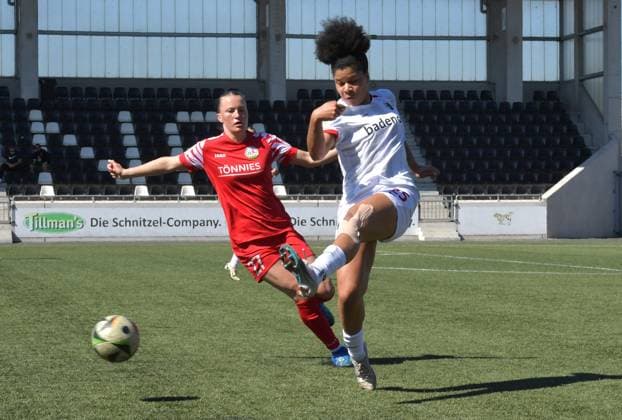 27 04 2025, Soccer, GER, 2 WOMEN BUNDESLIGA, Season 2024 2025, Matchday 23, TÖNNIES ARENA, RHEDA WIEDENBRÜCK FSV Gütersloh SC Freiburg II 0 4 Paula Weber FSV Gütersloh, left against Victoria Ezebinyuo SC Freiburg II , action, duel, duel