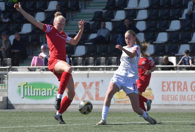 27 04 2025, Soccer, GER, 2 WOMENS BUNDESLIGA, Season 2024 2025, Matchday 23, TÖNNIES ARENA, RHEDA WIEDENBRÜCK FSV Gütersloh SC Freiburg II 0 4 Lilly Stojan FSV Gütersloh, left against Weena Simmen SC Freiburg II , action, duel, duel