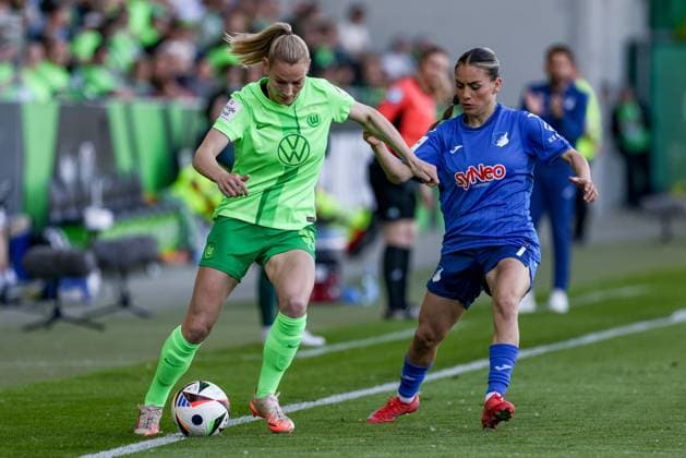 from left Sarai Linder VfL Wolfsburg, 39 and Ereleta Memeti TSG 1899 Hoffenheim, 7 in duel, duel, dynamics, action, action, game scene, THE DFB REGULATIONS PROHIBIT ANY USE OF PHOTOGRAPHS AS IMAGE SEQUENCES AND OR QUASI VIDEO , 28 04 2025, Wolfsburg Germany , Football, Google Pixel Womens Bundesliga, VfL Wolfsburg TSG 1899 Hoffenheim xobx