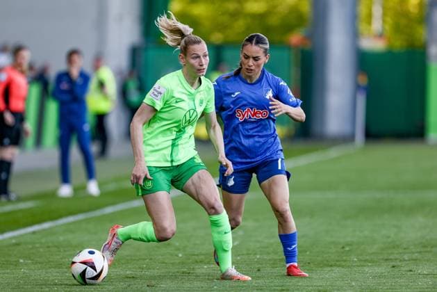 from left Sarai Linder VfL Wolfsburg, 39 and Ereleta Memeti TSG 1899 Hoffenheim, 7 in duel, duel, dynamics, action, action, game scene, THE DFB REGULATIONS PROHIBIT ANY USE OF PHOTOGRAPHS AS IMAGE SEQUENCES AND OR QUASI VIDEO , 28 04 2025, Wolfsburg Germany , Football, Google Pixel Womens Bundesliga, VfL Wolfsburg TSG 1899 Hoffenheim xobx