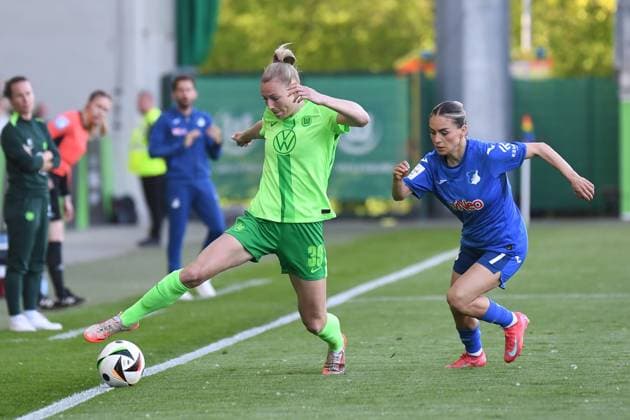 Soccer I Women I 2024 2025 season I Bundesliga I Matchday 20 I VfL Wolfsburg TSG Hoffenheim I 28 04 2025 Match scene Sarai Linder 39, VfL Wolfsburg stretches her right leg out wide to save the ball from going out of bounds as she is run into by Ereleta Memeti 7, TSG Hoffenheim Wolfsburg AOK Stadion Niedersachsen Germany Copyright: xLobeca InesxHähnelx