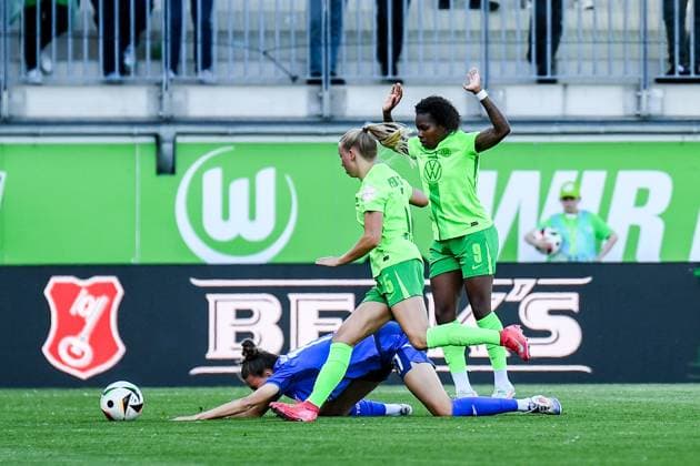 Soccer I Women I 2024 2025 season I Bundesliga I Matchday 20 I VfL Wolfsburg TSG Hoffenheim I 28 04 2025 Match scene Franziska Harsch 17, TSG Hoffenheim loses out to Ella Peddemors 5, VfL Wolfsburg and Lineth Beerensteyn 9, VfL Wolfsburg Wolfsburg AOK Stadion Niedersachsen Germany in a battle for the ball Copyright: xLobeca InesxHähnelx