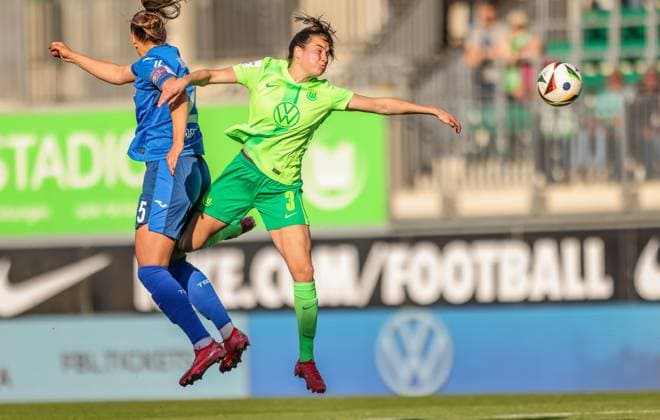 GER, Wolfsburg, Vfl Wolfsburg vs TSG Hoffenheim, Google Pixel Frauen Bundesliga, Soccer, DFB, Spielzeit 2024 2025, AOK Stadion, 20 Spieltag, im Bild v l Jamilla Rankin TSG Hoffenheim 5 , Caitlin Dijkstra VfL Wolfsburg 3 DFB DFL REGULATIONS PROHIBIT ANY USE OF PHOTOGRAPHS AS IMAGE SEQUENCES AND OR QUASI VIDEO, 28 04 2025, Copyright: HMBxMedia HendrikxHamelau