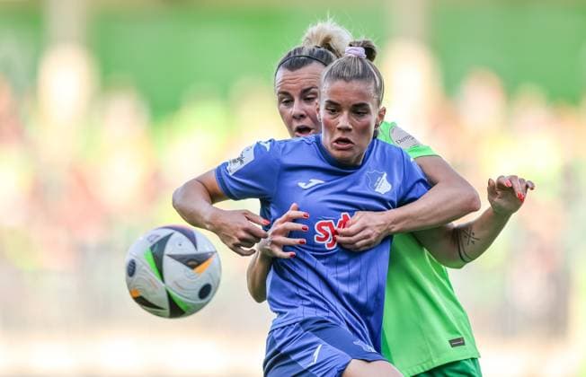 GER, Wolfsburg, Vfl Wolfsburg vs TSG Hoffenheim, Google Pixel Frauen Bundesliga, Fußball, DFB, Spielzeit 2024 2025, AOK Stadion, 20 Spieltag, im Bild v l Lena Lattwein Vfl Wolfsburg 8 , Selina Cerci TSG Hoffenheim 29 DFB DFL REGULATIONS PROHIBIT ANY USE OF PHOTOGRAPHS AS IMAGE SEQUENCES AND OR QUASI VIDEO, 28 04 2025, Copyright: HMBxMedia HendrikxHamelau