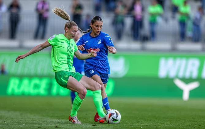 GER, Wolfsburg, Vfl Wolfsburg vs TSG Hoffenheim, Google Pixel Frauen Bundesliga, Fußball, DFB, Spielzeit 2024 2025, AOK Stadion, 20 Spieltag, im Bild v l Sarai Linder Vfl Wolfsburg 39 , Ereleta Memeti TSG Hoffenheim 7 DFB DFL REGULATIONS PROHIBIT ANY USE OF PHOTOGRAPHS AS IMAGE SEQUENCES AND OR QUASI VIDEO, 28 04 2025, Copyright: HMBxMedia HendrikxHamelau