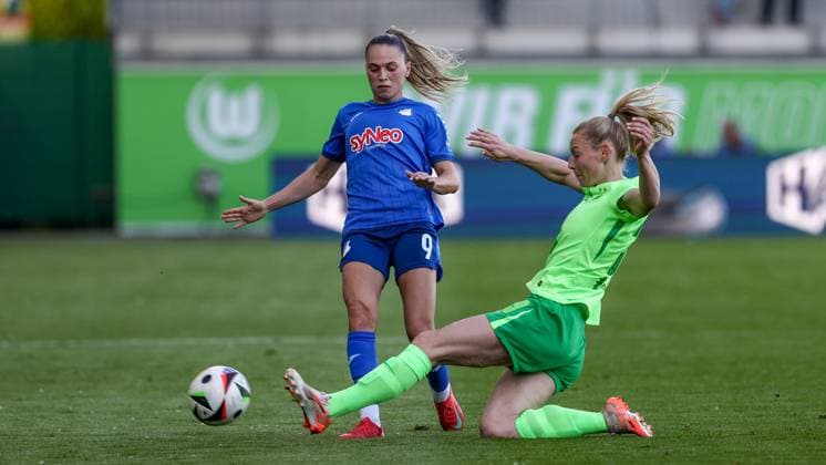 from left Jill Janssens TSG 1899 Hoffenheim, 9 and Sarai Linder VfL Wolfsburg, 39 in duel, duel, dynamics, action, action, game scene, THE DFB REGULATIONS PROHIBIT ANY USE OF PHOTOGRAPHS AS IMAGE SEQUENCES AND OR QUASI VIDEO , 28 04 2025, Wolfsburg Germany , Football, Google Pixel Womens Bundesliga, VfL Wolfsburg TSG 1899 Hoffenheim xobx