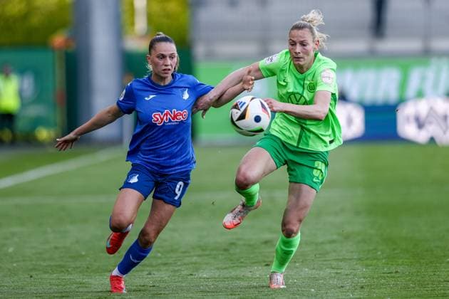 from left Jill Janssens TSG 1899 Hoffenheim, 9 and Sarai Linder VfL Wolfsburg, 39 in duel, duel, dynamics, action, action, game scene, THE DFB REGULATIONS PROHIBIT ANY USE OF PHOTOGRAPHS AS IMAGE SEQUENCES AND OR QUASI VIDEO , 28 04 2025, Wolfsburg Germany , Football, Google Pixel Womens Bundesliga, VfL Wolfsburg TSG 1899 Hoffenheim xobx