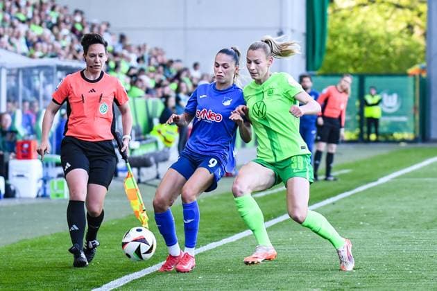 Soccer I Women I Season 2024 2025 I Bundesliga I Matchday 20 I VfL Wolfsburg TSG Hoffenheim I 28 04 2025 Jill Janssens 9, TSG Hoffenheim in a duel against Sarai Linder 39, VfL Wolfsburg for the ball, left Assistant referee Alessa Plass Wolfsburg AOK Stadium Lower Saxony Germany Copyright: xLobeca InesxHähnelx