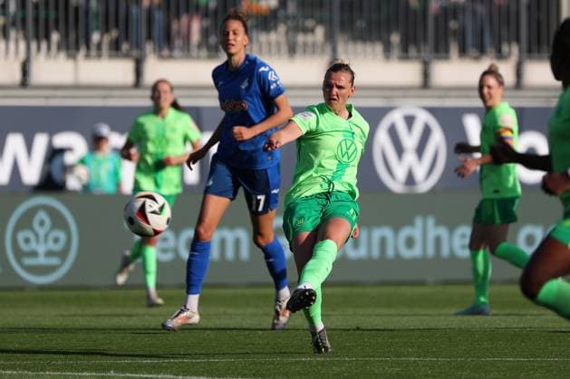 VfL vs Hoffenheim, BL Frauen Wolfsburg, 28 04 2025, FUßBALL VfL Wolfsburg vs TSG 1899 Hoffenheim, Google Pixel Frauen Bundesliga, Saison 2024 25 Alexandra Popp VfL Wolfsburg , Erleta Memeti TSG 1899 Hoffenheim Wolfsburg