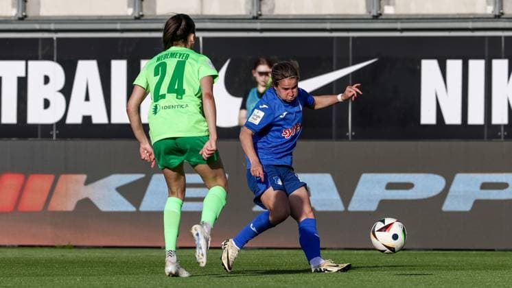 from left Joelle Wedemeyer VfL Wolfsburg, 24 and Dominika Grabowska TSG 1899 Hoffenheim, 16 in a duel, dynamic, action, action, game scene, THE DFB REGULATIONS PROHIBIT ANY USE OF PHOTOGRAPHS AS IMAGE SEQUENCES AND OR QUASI VIDEO , 28 04 2025, Wolfsburg Germany , Football, Google Pixel Womens Bundesliga, VfL Wolfsburg TSG 1899 Hoffenheim xobx