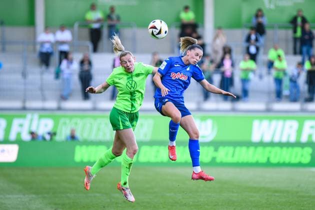 Soccer I Women I Season 2024 2025 I Bundesliga I 20 Matchday I VfL Wolfsburg TSG Hoffenheim I 28 04 2025 Duel in the air for the ball between Sarai Linder 39, VfL Wolfsburg and Jill Janssens 9, TSG Hoffenheim Wolfsburg AOK Stadium Lower Saxony Germany Copyright: xLobeca InesxHähnelx