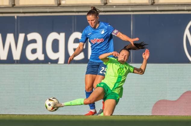 GER, Wolfsburg, Vfl Wolfsburg vs TSG Hoffenheim, Google Pixel Frauen Bundesliga, Soccer, DFB, Spielzeit 2024 2025, AOK Stadion, 20 Spieltag, im Bild v l Melissa Kössler TSG Hoffenheim 25 , Joelle Wedemeyer Vfl Wolfsburg 24 im Zweikampf DFB DFL REGULATIONS PROHIBIT ANY USE OF PHOTOGRAPHS AS IMAGE SEQUENCES AND OR QUASI VIDEO, 28 04 2025, Copyright: HMBxMedia HendrikxHamelau