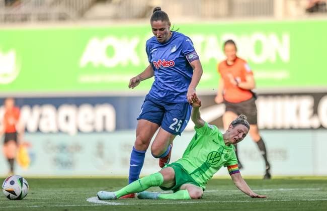GER, Wolfsburg, Vfl Wolfsburg vs TSG Hoffenheim, Google Pixel Frauen Bundesliga, Soccer, DFB, Spielzeit 2024 2025, AOK Stadion, 20 Spieltag, im Bild v l Melissa Kössler TSG Hoffenheim 25 , Joelle Wedemeyer Vfl Wolfsburg 24 im Zweikampf DFB DFL REGULATIONS PROHIBIT ANY USE OF PHOTOGRAPHS AS IMAGE SEQUENCES AND OR QUASI VIDEO, 28 04 2025, Copyright: HMBxMedia HendrikxHamelau
