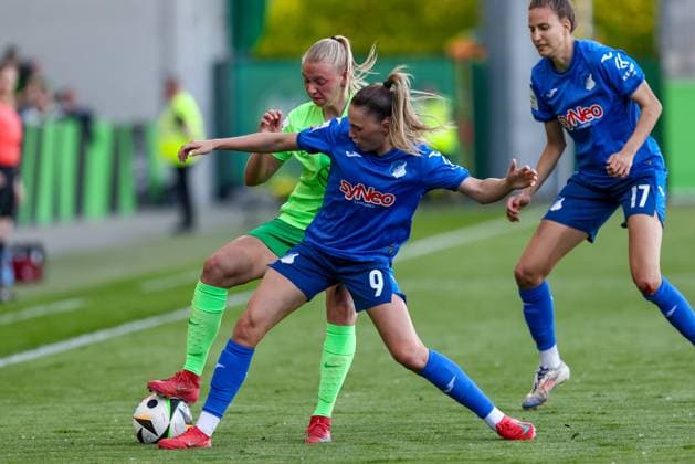 from left Ella Peddemors VfL Wolfsburg, 5 and Jill Janssens TSG 1899 Hoffenheim, 9 in duel, duel, dynamics, action, action, game scene, THE DFB REGULATIONS PROHIBIT ANY USE OF PHOTOGRAPHS AS IMAGE SEQUENCES AND OR QUASI VIDEO , 28 04 2025, Wolfsburg Germany , Football, Google Pixel Womens Bundesliga, VfL Wolfsburg TSG 1899 Hoffenheim xobx