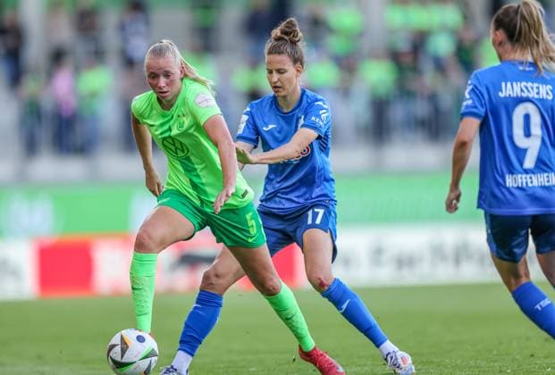 GER, Wolfsburg, Vfl Wolfsburg vs TSG Hoffenheim, Google Pixel Frauen Bundesliga, Fußball, DFB, Spielzeit 2024 2025, AOK Stadion, 20 Spieltag, im Bild v l Ella Peddemors VfL Wolfsburg 5 , Franziska Harsch TSG Hoffenheim 17 DFB DFL REGULATIONS PROHIBIT ANY USE OF PHOTOGRAPHS AS IMAGE SEQUENCES AND OR QUASI VIDEO, 28 04 2025, Copyright: HMBxMedia HendrikxHamelau