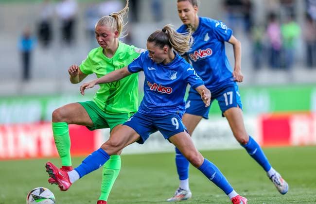 GER, Wolfsburg, Vfl Wolfsburg vs TSG Hoffenheim, Google Pixel Frauen Bundesliga, Fußball, DFB, Spielzeit 2024 2025, AOK Stadion, 20 Spieltag, im Bild v l Ella Peddemors VfL Wolfsburg 5 , Franziska Harsch TSG Hoffenheim 17 DFB DFL REGULATIONS PROHIBIT ANY USE OF PHOTOGRAPHS AS IMAGE SEQUENCES AND OR QUASI VIDEO, 28 04 2025, Copyright: HMBxMedia HendrikxHamelau