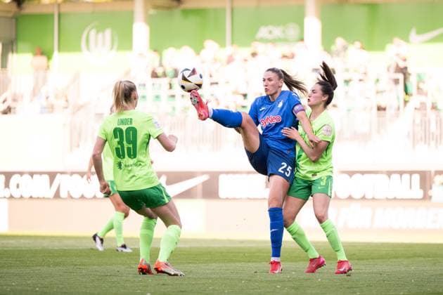 Melissa Koessler TSG Hoffenheim, 25 in duel with Caitlin Dijkstra VfL Wolfsburg, 03 , Sarai Linder VfL Wolfsburg, 39 , GER, VfL Wolfsburg vs TSG 1899 Hoffenheim, Football Google Pixel Womens Bundesliga, Matchday 20, Season 2024 2025, 28 04 2025 DFB regulations prohibit any use of photographs as image sequences and or quasi video GER, VfL Wolfsburg vs TSG 1899 Hoffenheim, Fußball Google Pixel Frauen Bundesliga, 20 Spieltag, Saison 2024 2025, 28 04 2025 Wolfsburg Copyright: xEibner-Pressefoto Memmlerx EP_MMR