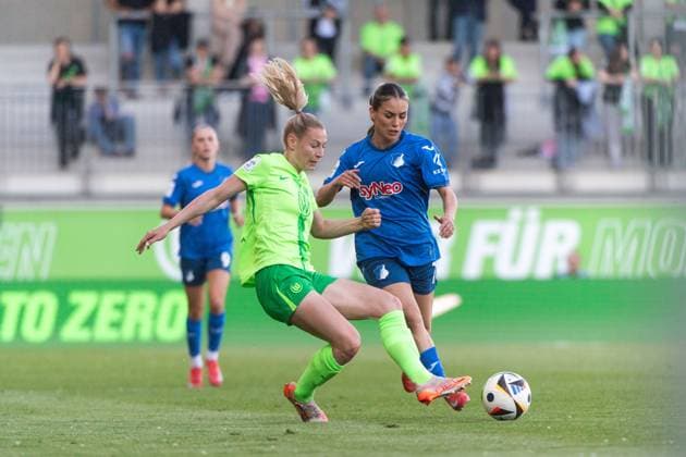 Ereleta Memeti TSG Hoffenheim, 07 in duel with Sarai Linder VfL Wolfsburg, 39 , GER, VfL Wolfsburg vs TSG 1899 Hoffenheim, Football Google Pixel Women Bundesliga, 20 Matchday, Season 2024 2025, 28 04 2025 DFB regulations prohibit any use of photographs as image sequences and or quasi video GER, VfL Wolfsburg vs TSG 1899 Hoffenheim, Football Google Pixel Women Bundesliga, 20 Matchday, Season 2024 2025, 28 04 2025 Wolfsburg Copyright: xEibner-Pressefoto Memmlerx EP_MMR