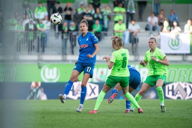 Franziska Harsch TSG Hoffenheim, 17 in duel with Janina Minge VfL Wolfsburg, 06 , GER, VfL Wolfsburg vs TSG 1899 Hoffenheim, Football Google Pixel Women Bundesliga, 20 Matchday, Season 2024 2025, 28 04 2025 DFB regulations prohibit any use of photographs as image sequences and or quasi video GER, VfL Wolfsburg vs TSG 1899 Hoffenheim, Football Google Pixel Women Bundesliga, 20 Matchday, Season 2024 2025, 28 04 2025 Wolfsburg Copyright: xEibner-Pressefoto Memmlerx EP_MMR