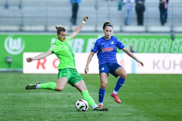 Soccer I Women I 2024 2025 season I Bundesliga I Matchday 20 I VfL Wolfsburg TSG Hoffenheim I 28 04 2025 Match scene Alexandra Popp 11, VfL Wolfsburg swings wide with her right leg to cross the ball, Jill Janssens 9, TSG Hoffenheim runs to block the ball Wolfsburg AOK Stadion Niedersachsen Germany Copyright: xLobeca InesxHähnelx