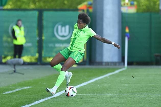 Soccer I Women I Season 2024 2025 I Bundesliga I 20 Matchday I VfL Wolfsburg TSG Hoffenheim I 28 04 2025 Match scene Lineth Beerensteyn 9, VfL Wolfsburg stops the ball just before the sideline Crop, close-up, portrait, portrait, single photo, single image, body Wolfsburg AOK Stadion Niedersachsen Germany Copyright: xLobeca InesxHähnelx