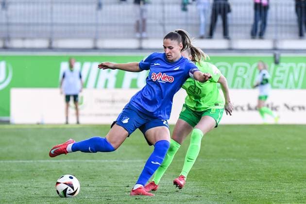 Soccer I Women I Season 2024 2025 I Bundesliga I 20 Matchday I VfL Wolfsburg TSG Hoffenheim I 28 04 2025 Melissa Kössler 25, TSG Hoffenheim plays the ball Crop, close-up, portrait, portrait, single photo, single image, body Wolfsburg AOK Stadium Lower Saxony Germany Copyright: xLobeca InesxHähnelx