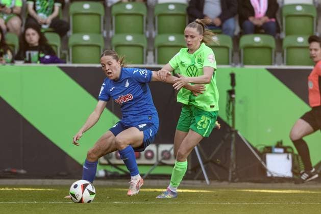 from left Lisann Kaut TSG 1899 Hoffenheim, 4 and Vivien Endemann VfL Wolfsburg, 25 in a duel, dynamic, action, game scene, THE DFB REGULATIONS PROHIBIT ANY USE OF PHOTOGRAPHS AS IMAGE SEQUENCES AND OR QUASI VIDEO , 28 04 2025, Wolfsburg Germany , Football, Google Pixel Womens Bundesliga, VfL Wolfsburg TSG 1899 Hoffenheim xobx