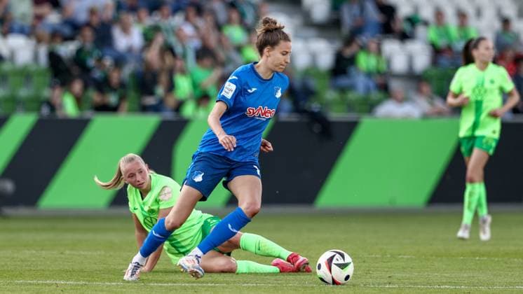 Franziska Harsch TSG 1899 Hoffenheim, 17 on the ball, single image, full body, action, action scene, THE DFB GUIDELINES PROHIBIT ANY USE OF PHOTOGRAPHS AS IMAGE SEQUENCES AND OR QUASI VIDEO DFB REGULATIONS PROHIBIT ANY USE OF PHOTOGRAPHS AS IMAGE SEQUENCES AND OR QUASI VIDEO , 28 04 2025, Wolfsburg Germany , Soccer, Google Pixel Womens Bundesliga, VfL Wolfsburg TSG 1899 Hoffenheim xobx