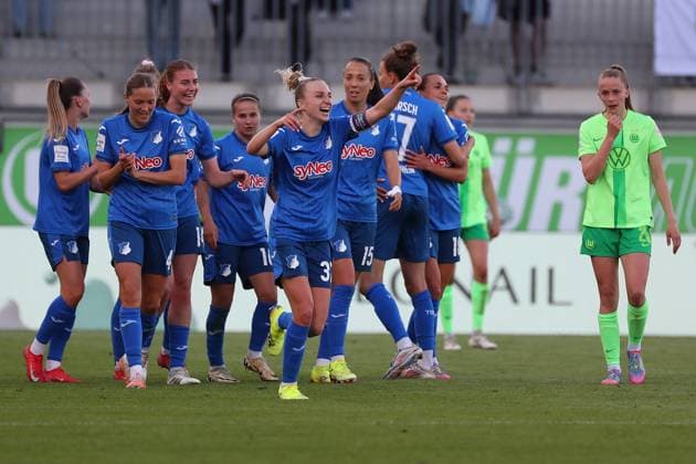 VfL vs Hoffenheim, BL Frauen Wolfsburg, 28 04 2025, FUßBALL VfL Wolfsburg vs TSG 1899 Hoffenheim, Google Pixel Frauen Bundesliga, Saison 2024 25 Vanessa Diehm TSG 1899 Hoffenheim cheers with the team after her goal to 0 1 Wolfsburg