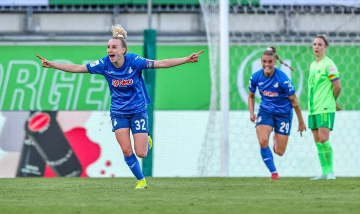 GER, Wolfsburg, Vfl Wolfsburg vs TSG Hoffenheim, Google Pixel Frauen Bundesliga, Fußball, DFB, Spielzeit 2024 2025, AOK Stadion, 20 Spieltag, im Bild Vanessa Diehm TSG Hoffenheim 32 scores the goal for 1 0 for Hoffenheim against Wolfsburg and cheers with the team DFB DFL REGULATIONS PROHIBIT ANY USE OF PHOTOGRAPHS AS IMAGE SEQUENCES AND OR QUASI VIDEO, 28 04 2025, Copyright: HMBxMedia HendrikxHamelau