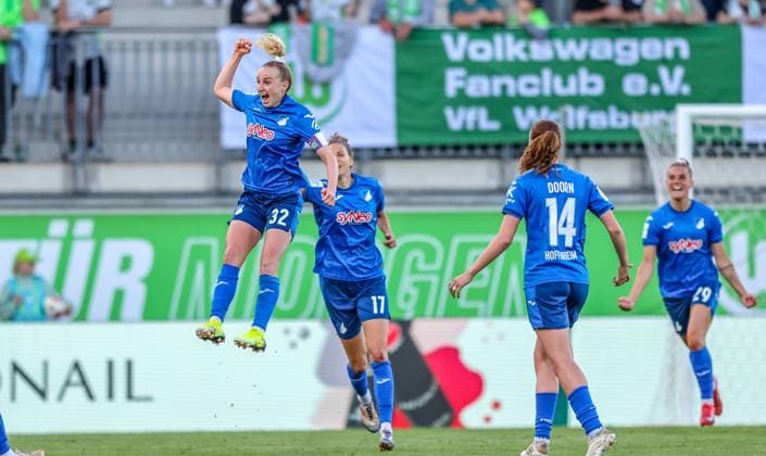 GER, Wolfsburg, Vfl Wolfsburg vs TSG Hoffenheim, Google Pixel Frauen Bundesliga, Fußball, DFB, Spielzeit 2024 2025, AOK Stadion, 20 Spieltag, im Bild Vanessa Diehm TSG Hoffenheim 32 scores the goal for 1 0 for Hoffenheim against Wolfsburg and cheers with the team DFB DFL REGULATIONS PROHIBIT ANY USE OF PHOTOGRAPHS AS IMAGE SEQUENCES AND OR QUASI VIDEO, 28 04 2025, Copyright: HMBxMedia HendrikxHamelau