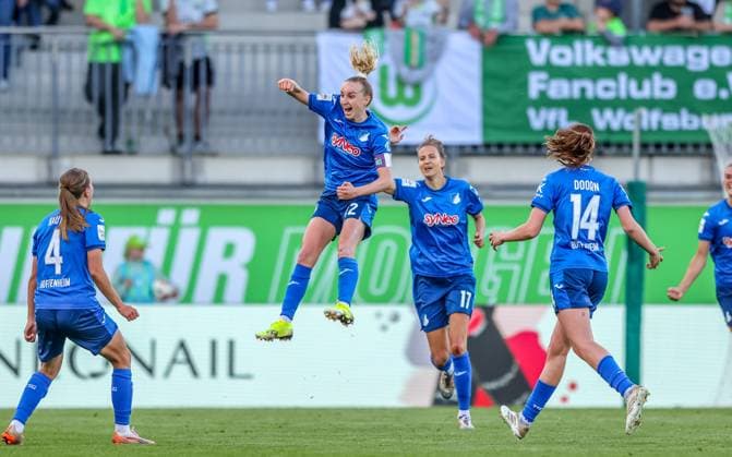 GER, Wolfsburg, Vfl Wolfsburg vs TSG Hoffenheim, Google Pixel Frauen Bundesliga, Fußball, DFB, Spielzeit 2024 2025, AOK Stadion, 20 Spieltag, im Bild Vanessa Diehm TSG Hoffenheim 32 scores the goal for 1 0 for Hoffenheim against Wolfsburg and cheers with the team DFB DFL REGULATIONS PROHIBIT ANY USE OF PHOTOGRAPHS AS IMAGE SEQUENCES AND OR QUASI VIDEO, 28 04 2025, Copyright: HMBxMedia HendrikxHamelau