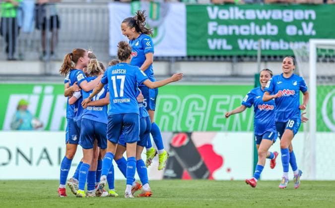 GER, Wolfsburg, Vfl Wolfsburg vs TSG Hoffenheim, Google Pixel Frauen Bundesliga, Fußball, DFB, Spielzeit 2024 2025, AOK Stadion, 20 Spieltag, im Bild Vanessa Diehm TSG Hoffenheim 32 scores the goal for 1 0 for Hoffenheim against Wolfsburg and cheers with the team DFB DFL REGULATIONS PROHIBIT ANY USE OF PHOTOGRAPHS AS IMAGE SEQUENCES AND OR QUASI VIDEO, 28 04 2025, Copyright: HMBxMedia HendrikxHamelau