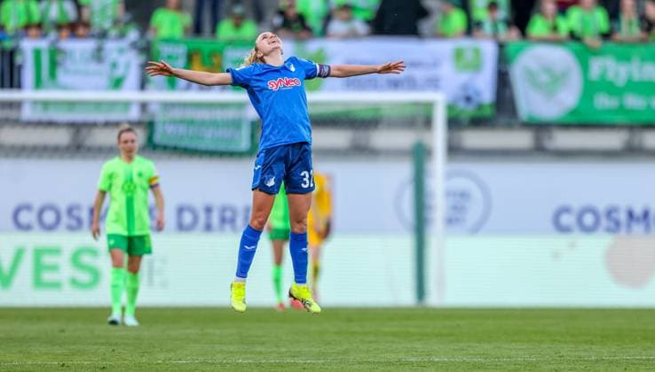 GER, Wolfsburg, Vfl Wolfsburg vs TSG Hoffenheim, Google Pixel Frauen Bundesliga, Fußball, DFB, Spielzeit 2024 2025, AOK Stadion, 20 Spieltag, im Bild Vanessa Diehm TSG Hoffenheim 32 scores the goal for 1 0 for Hoffenheim against Wolfsburg and cheers with the team DFB DFL REGULATIONS PROHIBIT ANY USE OF PHOTOGRAPHS AS IMAGE SEQUENCES AND OR QUASI VIDEO, 28 04 2025, Copyright: HMBxMedia HendrikxHamelau