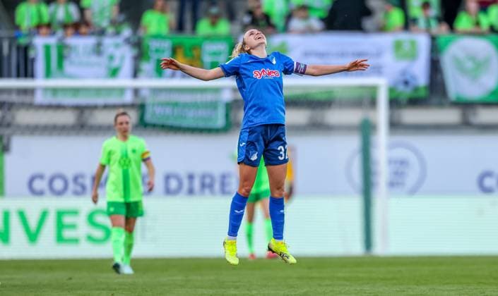 GER, Wolfsburg, Vfl Wolfsburg vs TSG Hoffenheim, Google Pixel Frauen Bundesliga, Fußball, DFB, Spielzeit 2024 2025, AOK Stadion, 20 Spieltag, im Bild Vanessa Diehm TSG Hoffenheim 32 scores the goal for 1 0 for Hoffenheim against Wolfsburg and cheers with the team DFB DFL REGULATIONS PROHIBIT ANY USE OF PHOTOGRAPHS AS IMAGE SEQUENCES AND OR QUASI VIDEO, 28 04 2025, Copyright: HMBxMedia HendrikxHamelau