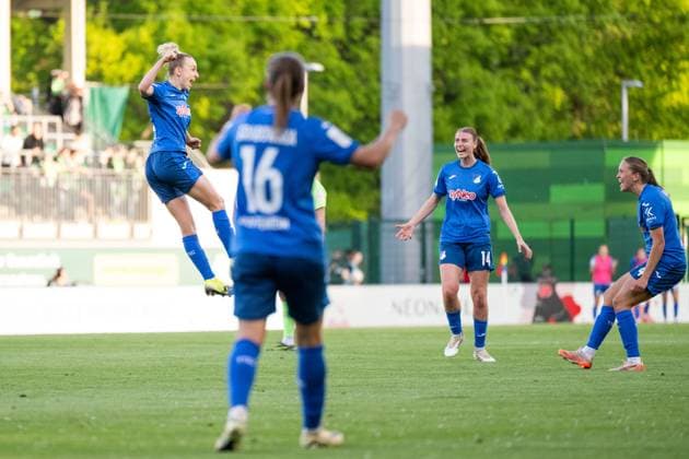 Vanessa Diehm TSG Hoffenheim, 32 , Dominika Grabowska TSG Hoffenheim, 16 , Lisa Doorn TSG Hoffenheim, 14 , Lisann Kaut TSG Hoffenheim, 04 celebrate the goal to 0 1, GER, VfL Wolfsburg vs TSG 1899 Hoffenheim, Soccer Google Pixel Womens Bundesliga, 20 Spieltag, Saison 2024 2025, 28 04 2025 DFB regulations prohibit any use of photographs as image sequences and or quasi video GER, VfL Wolfsburg vs TSG 1899 Hoffenheim, Fußball Google Pixel Frauen Bundesliga, 20 Spieltag, Saison 2024 2025, 28 04 2025 Wolfsburg Copyright: xEibner-Pressefoto Memmlerx EP_MMR