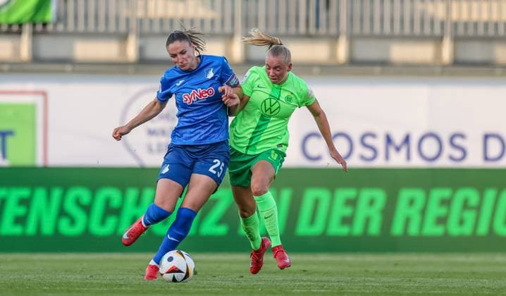 GER, Wolfsburg, Vfl Wolfsburg vs TSG Hoffenheim, Google Pixel Frauen Bundesliga, Fußball, DFB, Spielzeit 2024 2025, AOK Stadion, 20 Spieltag, im Bild v l Melissa Kössler TSG Hoffenheim 25 , Ella Peddemors VfL Wolfsburg 5 DFB DFL REGULATIONS PROHIBIT ANY USE OF PHOTOGRAPHS AS IMAGE SEQUENCES AND OR QUASI VIDEO, 28 04 2025, Copyright: HMBxMedia HendrikxHamelau