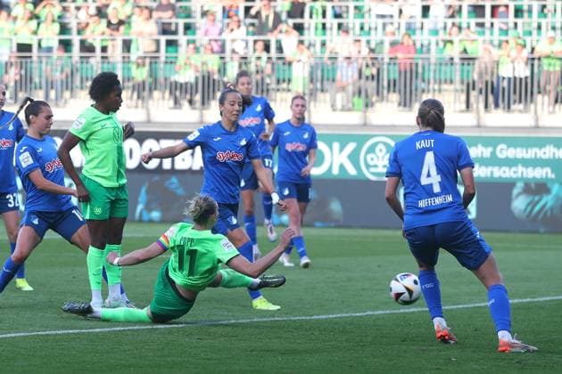 VfL vs Hoffenheim, BL Frauen Wolfsburg, 28 04 2025, FUßBALL VfL Wolfsburg vs TSG 1899 Hoffenheim, Google Pixel Frauen Bundesliga, Saison 2024 25 Alexandra Popp VfL Wolfsburg scores goal to make it 1 1 Wolfsburg