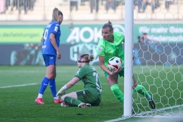 VfL vs Hoffenheim, BL Frauen Wolfsburg, 28 04 2025, FUßBALL VfL Wolfsburg vs TSG 1899 Hoffenheim, Google Pixel Frauen Bundesliga, Saison 2024 25 Alexandra Popp VfL Wolfsburg cheers after her goal to 1 1, Jill Janssens TSG 1899 Hoffenheim , Goalkeeper Laura Dick TSG 1899 Hoffenheim Wolfsburg