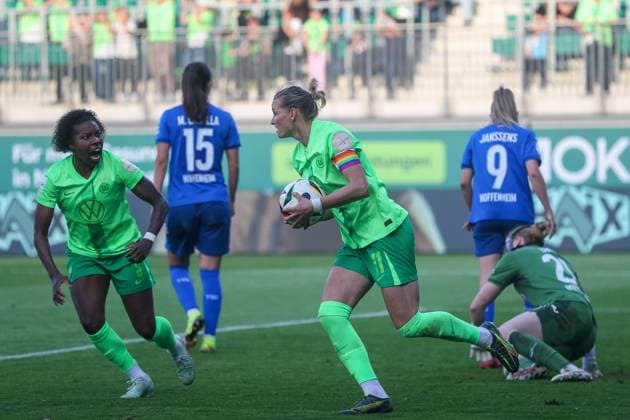 VfL vs Hoffenheim, BL Frauen Wolfsburg, 28 04 2025, FUßBALL VfL Wolfsburg vs TSG 1899 Hoffenheim, Google Pixel Frauen Bundesliga, Saison 2024 25 Alexandra Popp VfL Wolfsburg cheers with Lineth Beerensteyn VfL Wolfsburg after her goal for 1 1 Wolfsburg