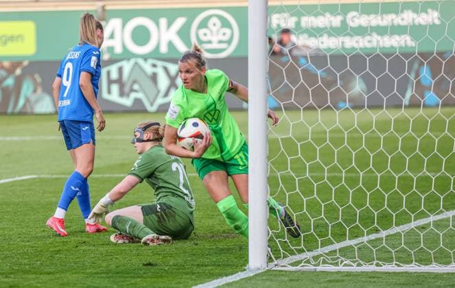 GER, Wolfsburg, Vfl Wolfsburg vs TSG Hoffenheim, Google Pixel Frauen Bundesliga, Fußball, DFB, Spielzeit 2024 2025, AOK Stadion, 20 Spieltag, im Bild Alexandra Popp Vfl Wolfsburg 11 erzielt das Tor zum 1 1 DFB DFL REGULATIONS PROHIBIT ANY USE OF PHOTOGRAPHS AS IMAGE SEQUENCES AND OR QUASI VIDEO, 28 04 2025, Copyright: HMBxMedia HendrikxHamelau
