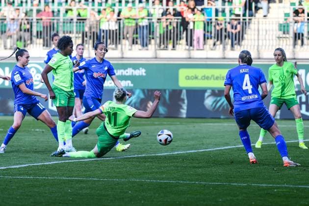 Soccer I Women I Season 2024 2025 I Bundesliga I Matchday 20 I VfL Wolfsburg TSG Hoffenheim I 28 04 2025 Goal VfL Wolfsburg, Alexandra Popp 11, VfL Wolfsburg scores the goal to equalize 1 1 Wolfsburg AOK Stadion Niedersachsen Germany Copyright: xLobeca InesxHähnelx