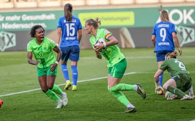 GER, Wolfsburg, Vfl Wolfsburg vs TSG Hoffenheim, Google Pixel Frauen Bundesliga, Fußball, DFB, Spielzeit 2024 2025, AOK Stadion, 20 Spieltag, im Bild Alexandra Popp Vfl Wolfsburg 11 erzielt das Tor zum 1 1 DFB DFL REGULATIONS PROHIBIT ANY USE OF PHOTOGRAPHS AS IMAGE SEQUENCES AND OR QUASI VIDEO, 28 04 2025, Copyright: HMBxMedia HendrikxHamelau