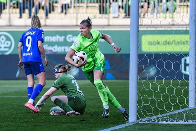 Soccer I Women I Season 2024 2025 I Bundesliga I Matchday 20 I VfL Wolfsburg TSG Hoffenheim I 28 04 2025 Goal celebration Alexandra Popp 11, VfL Wolfsburg personally retrieves the ball from the goal after the 1 1 equalizer, Laura Johanna Dick 21, TSG Hoffenheim Seitz still beaten on the ground Wolfsburg AOK Stadium Lower Saxony Germany Copyright: xLobeca InesxHähnelx