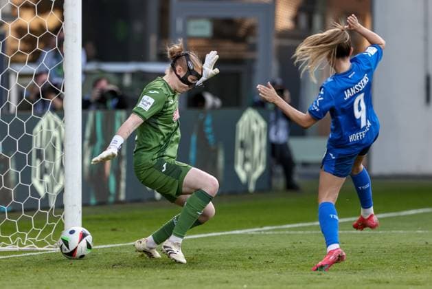 from left Laura Dick goalkeeper, TSG 1899 Hoffenheim, 21 and Lisann Kaut TSG 1899 Hoffenheim, 4 cannot prevent the goal against, goal to 1 1, THE DFB REGULATIONS PROHIBIT ANY USE OF PHOTOGRAPHS AS IMAGE SEQUENCES AND OR QUASI VIDEO , 28 04 2025, Wolfsburg Germany , Football, Google Pixel Womens Bundesliga, VfL Wolfsburg TSG 1899 Hoffenheim xobx