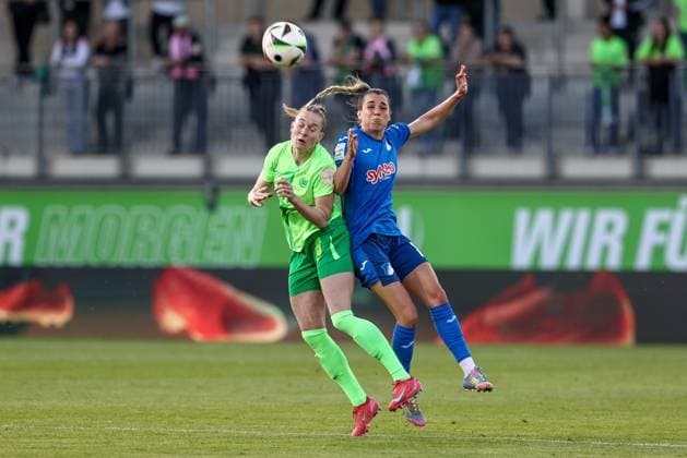 from left Janina Minge VfL Wolfsburg, 6 and Julia Hickelsberger TSG 1899 Hoffenheim, 18 in header duel, header, duel, action, action, game scene, THE DFB REGULATIONS PROHIBIT ANY USE OF PHOTOGRAPHS AS IMAGE SEQUENCES AND OR QUASI VIDEO , 28 04 2025, Wolfsburg Germany , Football, Google Pixel Womens Bundesliga, VfL Wolfsburg TSG 1899 Hoffenheim xobx