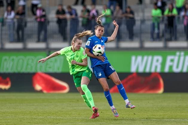 from left Janina Minge VfL Wolfsburg, 6 and Julia Hickelsberger TSG 1899 Hoffenheim, 18 in header duel, header, duel, action, action, game scene, THE DFB REGULATIONS PROHIBIT ANY USE OF PHOTOGRAPHS AS IMAGE SEQUENCES AND OR QUASI VIDEO , 28 04 2025, Wolfsburg Germany , Football, Google Pixel Womens Bundesliga, VfL Wolfsburg TSG 1899 Hoffenheim xobx